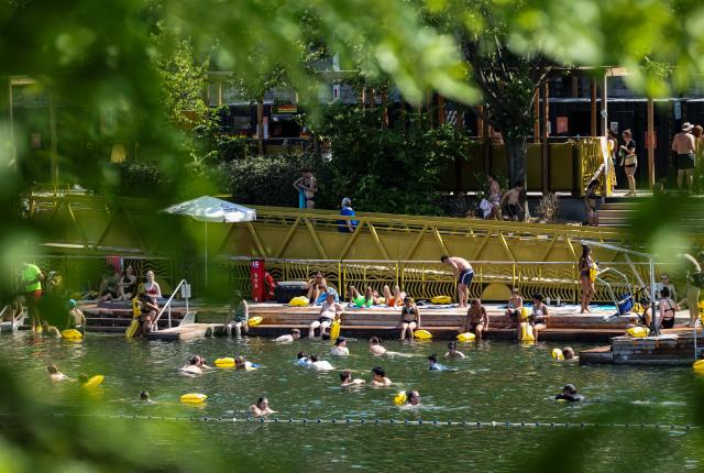 (260814) -- PARIS, Aug. 14, 2026 (Xinhua) -- People swim in the Seine River during a heatwave in Paris, France, Aug. 14, 2026. (Xinhua/Wu Huiwo)