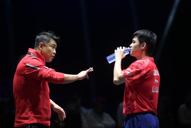 (260814) -- MALMO, Aug. 14, 2026 (Xinhua) -- Lin Shidong (R) listens to his coach Wang Hao during the men's singles round of 16 match between Lin Shidong of China and Alexis Lebrun of France at the WTT Europe Smash Sweden 2026 in Malmo, Sweden, Aug. 14, 2026. (Xinhua/Weng Xinyang)