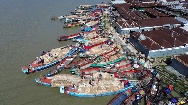 (260814) -- MUNSHIGANJ, Aug. 14, 2026 (Xinhua) -- An aerial drone photo taken on Aug. 14, 2026 shows people trading jute at a floating jute market in Munshiganj, Bangladesh. (Photo by Habibur Rahman/Xinhua)