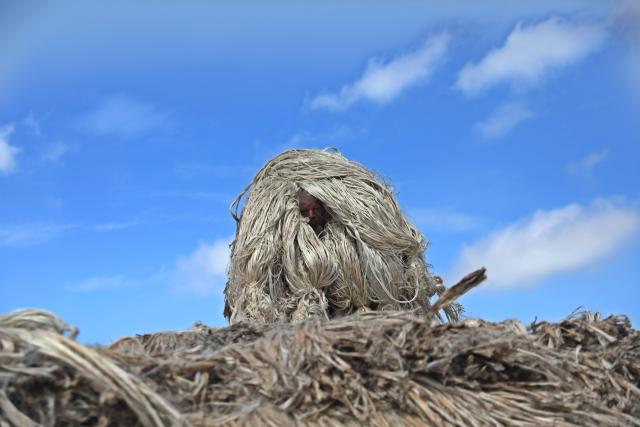 (260814) -- MUNSHIGANJ, Aug. 14, 2026 (Xinhua) -- A man transports bundles of jute to a market by boat in Munshiganj, Bangladesh, Aug. 14, 2026. (Photo by Habibur Rahman/Xinhua)