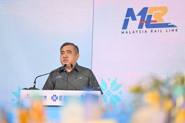 (260814) -- SELANGOR, Aug. 14, 2026 (Xinhua) -- Malaysian Transport Minister Anthony Loke Siew Fook speaks during a launch ceremony held at the Gombak station of the East Coast Rail Link (ECRL) in Selangor state, Malaysia, Aug. 14, 2026. The East Coast Rail Link (ECRL), a mega rail project in Malaysia being built by the China Communications Construction Company (CCCC), is expected to begin commercial operations by January 2027, Transport Minister Anthony Loke Siew Fook said on Friday.
  In the meantime, the railway has reached 95.08 percent overall progress and has entered its testing and commissioning phase, keeping with its project schedule, Loke said in his speech at the launch ceremony of the ECRL Comprehensive Inspection Train (CIT). (Photo by Chong Voon Chung/Xinhua)