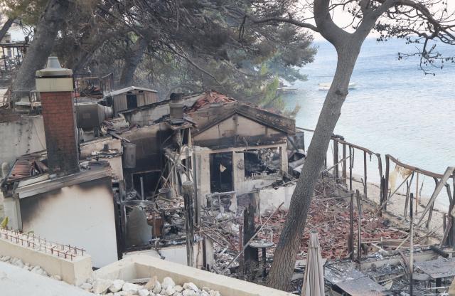 (260814) -- OMIS, Aug. 14, 2026 (Xinhua) -- Photo taken on Aug. 14, 2026 shows the aftermath of a wildfire near the southern Croatian town of Omis. A body has been found at the site of a massive wildfire that swept through wooded and residential areas in Omis, Croatia overnight, and the number of people injured in the fire rose to 40, police confirmed on Friday. (Ivo Cagalj/PIXSELL via Xinhua)