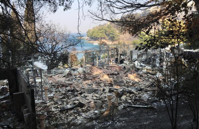 (260814) -- OMIS, Aug. 14, 2026 (Xinhua) -- Photo taken on Aug. 14, 2026 shows the aftermath of a wildfire near the southern Croatian town of Omis. A body has been found at the site of a massive wildfire that swept through wooded and residential areas in Omis, Croatia overnight, and the number of people injured in the fire rose to 40, police confirmed on Friday. (Ivo Cagalj/PIXSELL via Xinhua)