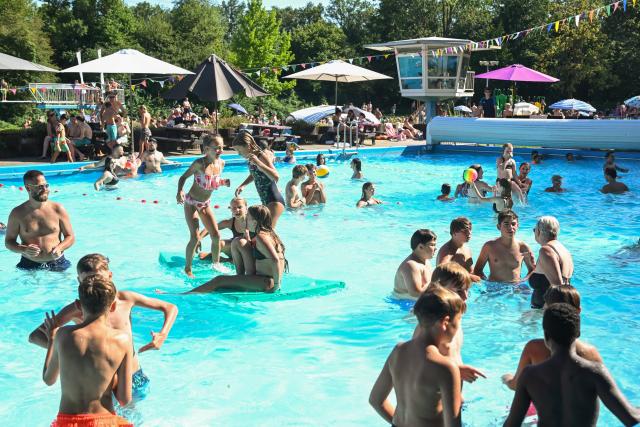 (260814) -- DELDEN, Aug. 14, 2026 (Xinhua) -- People cool off in an outdoor swimming pool in Delden, the Netherlands, Aug. 14, 2026. The Royal Netherlands Meteorological Institute (KNMI) issued a yellow heat warning on Aug. 14, 2026, as temperatures reached 35 degrees Celsius, marking the fifth heatwave in the Netherlands this year. (Photo by Eric Brinkhorst/Xinhua)