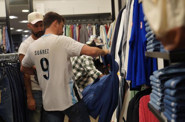 (260814) -- NEW YORK, Aug. 14, 2026 (Xinhua) -- People shop at a store in New York, the United States, Aug. 14, 2026. U.S. consumer sentiment weakened materially in August from July as consumers worried about rising living costs due to the conflict in the Middle East, a survey showed Friday. A separate report from the U.S. Census Bureau on Friday showed that U.S. retail sales posted their first month-on-month decline in nine months. (Xinhua/Zhang Fengguo)
