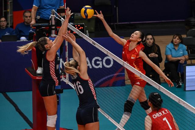 (260815) -- SANTIAGO, Aug. 15, 2026 (Xinhua) -- Players of both teams compete during the quarterfinal match between China and Croatia at the FIVB Volleyball Girls' U17 World Championship in Santiago, Chile, Aug. 14, 2026. (Photo by Jorge Villegas/Xinhua)