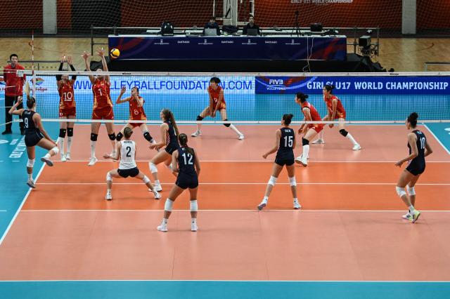 (260815) -- SANTIAGO, Aug. 15, 2026 (Xinhua) -- Players of both teams compete during the quarterfinal match between China and Croatia at the FIVB Volleyball Girls' U17 World Championship in Santiago, Chile, Aug. 14, 2026. (Photo by Jorge Villegas/Xinhua)