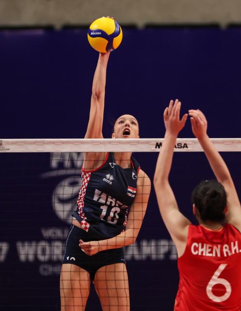 (260815) -- SANTIAGO, Aug. 15, 2026 (Xinhua) -- Erin Ivezic of Croatia spikes the ball during the quarterfinal match between China and Croatia at the FIVB Volleyball Girls' U17 World Championship in Santiago, Chile, Aug. 14, 2026. (Xinhua/Zhou Jiayi)