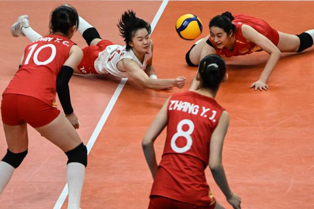 (260815) -- SANTIAGO, Aug. 15, 2026 (Xinhua) -- Chen Qien (2nd L) of China saves the ball during the quarterfinal match between China and Croatia at the FIVB Volleyball Girls' U17 World Championship in Santiago, Chile, Aug. 14, 2026. (Photo by Jorge Villegas/Xinhua)