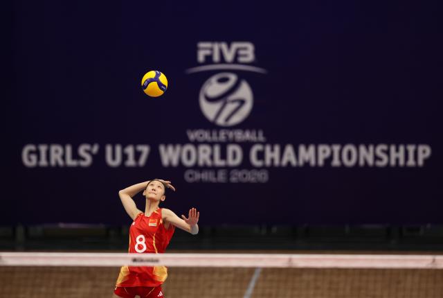 (260815) -- SANTIAGO, Aug. 15, 2026 (Xinhua) -- Zhang Yijia of China serves the ball during the quarterfinal match between China and Croatia at the FIVB Volleyball Girls' U17 World Championship in Santiago, Chile, Aug. 14, 2026. (Xinhua/Zhou Jiayi)