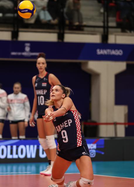 (260815) -- SANTIAGO, Aug. 15, 2026 (Xinhua) -- Emilie Stojic (R) of Croatia competes during the quarterfinal match between China and Croatia at the FIVB Volleyball Girls' U17 World Championship in Santiago, Chile, Aug. 14, 2026. (Xinhua/Zhou Jiayi)