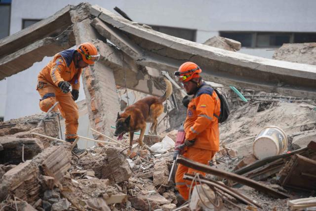 (260815) -- BEIJING, Aug. 15, 2026 (Xinhua) -- Search and rescue operations are underway amid the rubble in Cali, Colombia, Aug. 13, 2026.
  The death toll from Monday's magnitude-7.4 earthquake in Colombia has risen to 287, with 3,975 people injured, the National Unit for Disaster Risk Management (UNGRD) said Friday. (Photo by Andres Moreno/Xinhua)