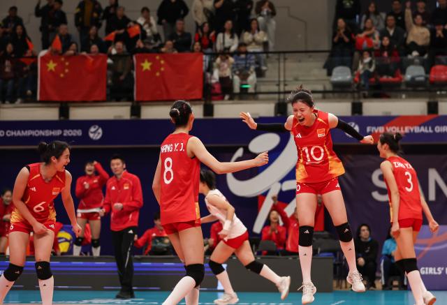 (260815) -- SANTIAGO, Aug. 15, 2026 (Xinhua) -- Xuan Yachen (2nd R) of China celebrates during the quarterfinal match between China and Croatia at the FIVB Volleyball Girls' U17 World Championship in Santiago, Chile, Aug. 14, 2026. (Xinhua/Zhou Jiayi)