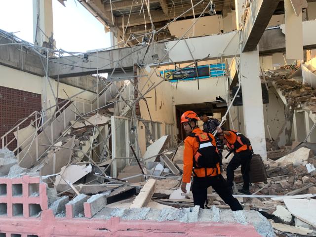 (260815) -- FLORES ISLAND, Aug. 15, 2026 (Xinhua) -- This photo provided by Indonesia's National Search and Rescue Agency (Basarnas) shows rescuers conducting search and rescue operations after an earthquake, on Flores Island, Indonesia, on Aug. 15, 2026. The death toll from a magnitude 7.7 earthquake that struck off Indonesia's Flores Island has risen to two, an official at the National Disaster Management Agency said Saturday, as authorities warned of possible aftershocks. A tsunami warning issued after the quake was later lifted.
   Rescue teams are continuing to assess damage and casualties in affected areas across Flores Island, with further details expected as emergency operations continue. (Basarnas/Handout via Xinhua)