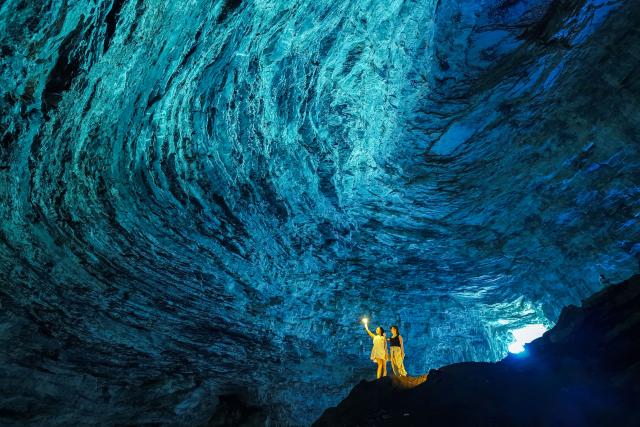(260815) -- NANNING, Aug. 15, 2026 (Xinhua) -- Tourists visit a cave in Mashan County of Nanning, south China's Guangxi Zhuang Autonomous Region, July 25, 2026. In recent years, Guangxi has tapped the tourism potential of its caves, developing them into popular attractions while ensuring visitor safety. (Xinhua)