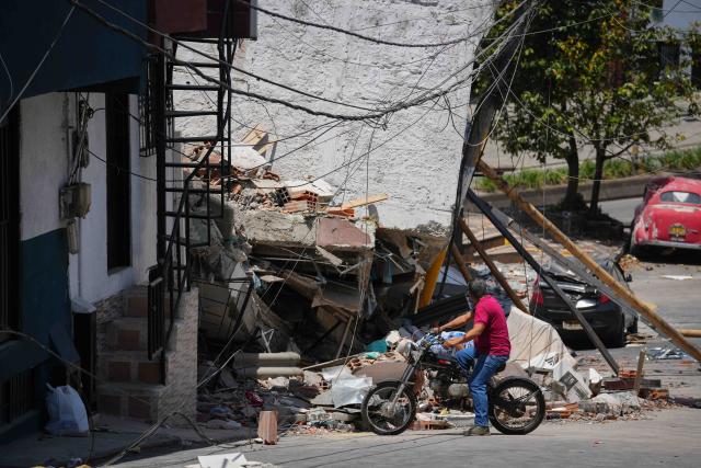 (260815) -- PEREIRA, Aug. 15, 2026 (Xinhua) -- A man checks the damage of a building after an earthquake in Pereira, Colombia on Aug. 14, 2026.
  A 7.4-magnitude earthquake jolted western Colombia on Monday. (Photo by Andres Moreno/Xinhua)