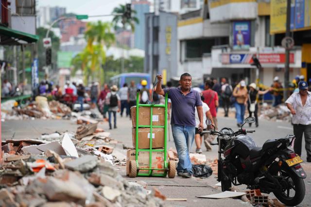 (260815) -- PEREIRA, Aug. 15, 2026 (Xinhua) -- A man pulls a hand trolley loaded with cardboard boxes after an earthquake in Pereira, Colombia on Aug. 14, 2026.
  A 7.4-magnitude earthquake jolted western Colombia on Monday. (Photo by Andres Moreno/Xinhua)