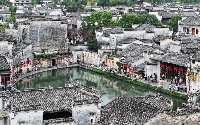 (260815) -- HEFEI, Aug. 15, 2026 (Xinhua) -- A drone photo shows tourists enjoying leisure time in Hongcun Village of Yixian County, east China's Anhui Province, Oct. 1, 2025. (Xinhua/Du Yu)