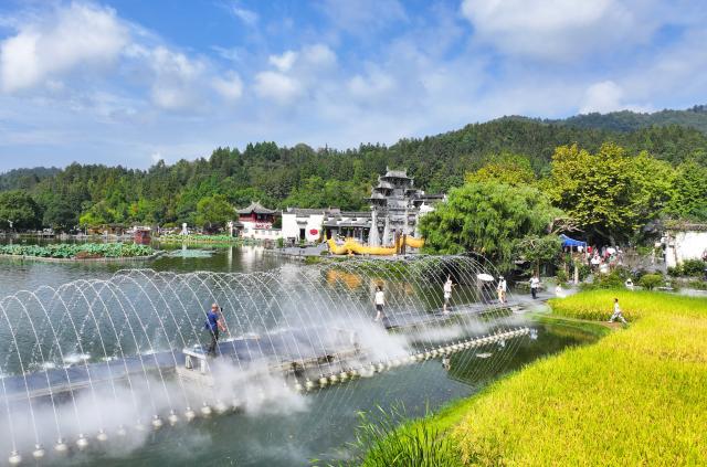 (260815) -- HEFEI, Aug. 15, 2026 (Xinhua) -- A drone photo shows tourists visiting Xidi Village of Yixian County, east China's Anhui Province, Oct. 1, 2025. (Xinhua/Du Yu)
