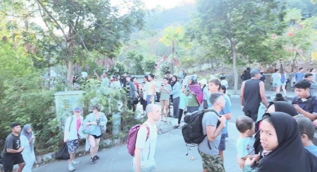 (260815) -- JAKARTA, Aug. 15, 2026 (Xinhua) -- Tourists and residents leave their accommodations after an earthquake in Labuan Bajo, Indonesia, Aug. 15, 2026. The death toll from a magnitude 7.7 earthquake and several strong aftershocks that struck off the coast of Flores Island in eastern Indonesia has risen to 38, an emergency official said Saturday. (Photo by Jade Jiang/Xinhua)