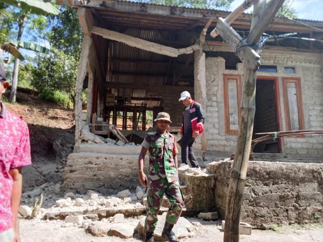 (260815) -- JAKARTA, Aug. 15, 2026 (Xinhua) -- This photo provided by Indonesia's National Disaster Management Agency (BNPB) shows a damaged house after an earthquake, on Flores Island, Indonesia, on Aug. 15, 2026. The death toll from a magnitude 7.7 earthquake and several strong aftershocks that struck off the coast of Flores Island in eastern Indonesia has risen to 38, an emergency official said Saturday. (BNPB/Handout via Xinhua)