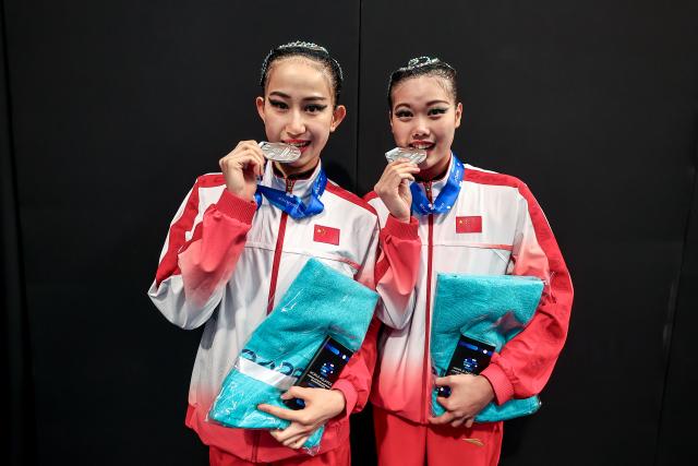 (260815) -- BUDAPEST, Aug. 15, 2026 (Xinhua) -- Silver medalists He Zhien/Zhou Kunyi (L) of China pose for photograph during the awarding ceremony for the Women's Duet Free Event of the World Aquatics Junior Artistic Swimming Championships in Budapest, Hungary, Aug. 15, 2026. (Photo by David Balogh/Xinhua)