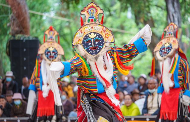 (260815) -- LHASA, Aug. 15, 2026 (Xinhua) -- Artists stage a Tibetan opera during the Shoton Festival in Lhasa, southwest China's Xizang Autonomous Region, Aug. 15, 2026. Tibetan opera blends talking, singing, acting, dancing and literature, which is a must-see performance for visitors during the Shoton Festival. (Xinhua/Tenzin Nyida)