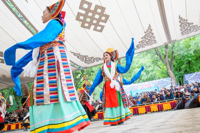 (260815) -- LHASA, Aug. 15, 2026 (Xinhua) -- Artists stage a Tibetan opera during the Shoton Festival in Lhasa, southwest China's Xizang Autonomous Region, Aug. 15, 2026. Tibetan opera blends talking, singing, acting, dancing and literature, which is a must-see performance for visitors during the Shoton Festival. (Xinhua/Tenzin Nyida)