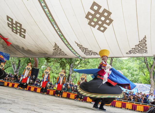 (260815) -- LHASA, Aug. 15, 2026 (Xinhua) -- Artists stage a Tibetan opera during the Shoton Festival in Lhasa, southwest China's Xizang Autonomous Region, Aug. 15, 2026. Tibetan opera blends talking, singing, acting, dancing and literature, which is a must-see performance for visitors during the Shoton Festival. (Xinhua/Tenzin Nyida)