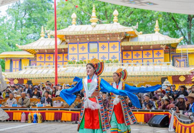 (260815) -- LHASA, Aug. 15, 2026 (Xinhua) -- Artists stage a Tibetan opera during the Shoton Festival in Lhasa, southwest China's Xizang Autonomous Region, Aug. 15, 2026. Tibetan opera blends talking, singing, acting, dancing and literature, which is a must-see performance for visitors during the Shoton Festival. (Xinhua/Tenzin Nyida)