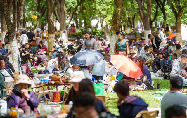(260815) -- LHASA, Aug. 15, 2026 (Xinhua) -- People enjoy leisure time at Norbulingka in Lhasa, southwest China's Xizang Autonomous Region, on Aug. 15, 2026. "Lingka" means "garden" in the Tibetan language. In Xizang, people follow a tradition of spending the Lingka time, when they camp out and have picnics in parks or suburbs. During the traditional Shoton Festival holiday, which runs from Aug. 14 to 16 this year, people enjoy Lingka time with family and friends. (Xinhua/Tenzin Nyida)