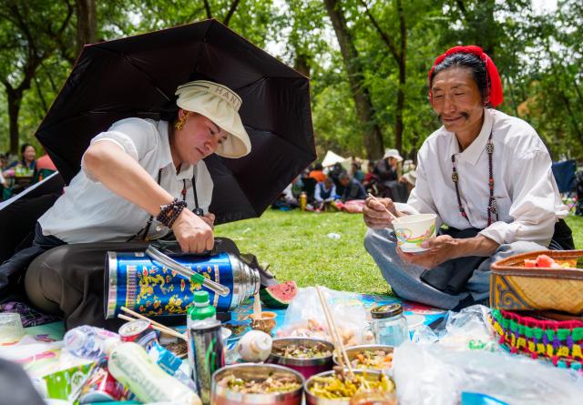(260815) -- LHASA, Aug. 15, 2026 (Xinhua) -- People enjoy leisure time at Norbulingka in Lhasa, southwest China's Xizang Autonomous Region, on Aug. 15, 2026. "Lingka" means "garden" in the Tibetan language. In Xizang, people follow a tradition of spending the Lingka time, when they camp out and have picnics in parks or suburbs. During the traditional Shoton Festival holiday, which runs from Aug. 14 to 16 this year, people enjoy Lingka time with family and friends. (Xinhua/Tenzin Nyida)