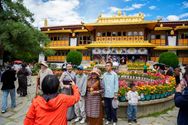 (260815) -- LHASA, Aug. 15, 2026 (Xinhua) -- People take photos at Norbulingka in Lhasa, southwest China's Xizang Autonomous Region, on Aug. 15, 2026. "Lingka" means "garden" in the Tibetan language. In Xizang, people follow a tradition of spending the Lingka time, when they camp out and have picnics in parks or suburbs. During the traditional Shoton Festival holiday, which runs from Aug. 14 to 16 this year, people enjoy Lingka time with family and friends. (Xinhua/Tenzin Nyida)