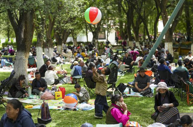 (260815) -- LHASA, Aug. 15, 2026 (Xinhua) -- People enjoy leisure time at Norbulingka in Lhasa, southwest China's Xizang Autonomous Region, on Aug. 15, 2026. "Lingka" means "garden" in the Tibetan language. In Xizang, people follow a tradition of spending the Lingka time, when they camp out and have picnics in parks or suburbs. During the traditional Shoton Festival holiday, which runs from Aug. 14 to 16 this year, people enjoy Lingka time with family and friends. (Xinhua/Jigme Dorje)