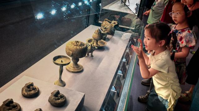 (260815) -- WUHAN, Aug. 15, 2026 (Xinhua) -- Children visit the Jingzhou Museum in Jingzhou City, central China's Hubei Province, Aug. 15, 2026. Museums in Hubei Province have seen a surging number of children and teenagers on study tours during the summer vacation. With guided tours, hands-on experiences, and intangible cultural heritage classes, these museums are offering more than just exhibitions to enrich the summer life of children and students. (Xinhua/Shen Hongbing)