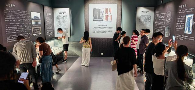 (260815) -- WUHAN, Aug. 15, 2026 (Xinhua) -- People visit the Jingzhou Museum in Jingzhou City, central China's Hubei Province, Aug. 15, 2026. Museums in Hubei Province have seen a surging number of children and teenagers on study tours during the summer vacation. With guided tours, hands-on experiences, and intangible cultural heritage classes, these museums are offering more than just exhibitions to enrich the summer life of children and students. (Xinhua/Shen Hongbing)