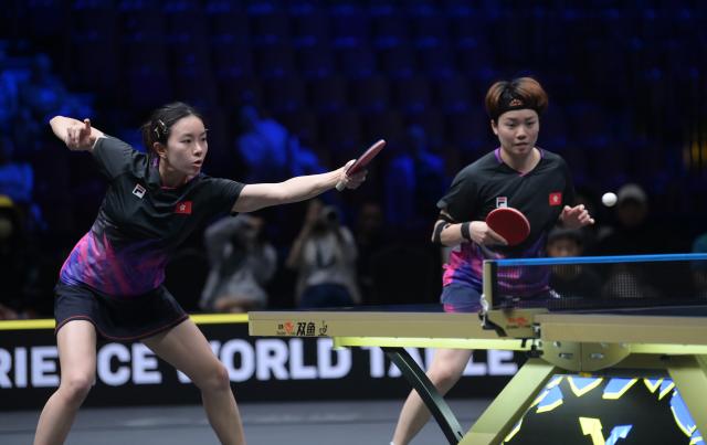 (260815) -- MALMO, Aug. 15, 2026 (Xinhua) -- Doo Hoi Kem/Ng Wing Lam (L) of China's Hong Kong compete against Harimoto Miwa/Hayata Hina of Japan during the women's doubles final match at the WTT Europe Smash Sweden 2026 in Malmo, Sweden, Aug. 15, 2026. (Xinhua/Weng Xinyang)