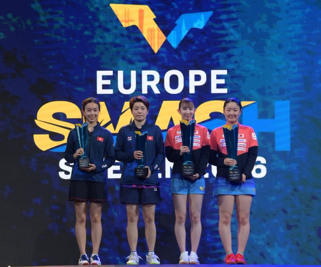 (260815) -- MALMO, Aug. 15, 2026 (Xinhua) -- Champions Harimoto Miwa (1st R)/Hayata Hina (2nd R) of Japan, runners-up Doo Hoi Kem (2nd L)/Ng Wing Lam of China's Hong Kong react during the awarding ceremony after the women's doubles final match at the WTT Europe Smash Sweden 2026 in Malmo, Sweden, Aug. 15, 2026. (Xinhua/Weng Xinyang)