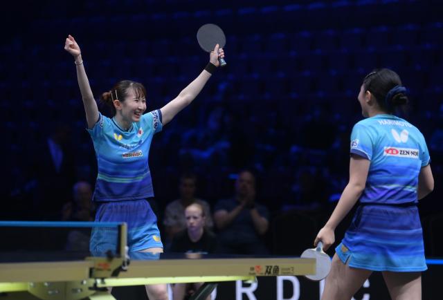 (260815) -- MALMO, Aug. 15, 2026 (Xinhua) -- Harimoto Miwa/Hayata Hina (L) of Japan celebrate winning after the women's doubles final match against Doo Hoi Kem/Ng Wing Lam of China's Hong Kong at the WTT Europe Smash Sweden 2026 in Malmo, Sweden, Aug. 15, 2026. (Xinhua/Weng Xinyang)