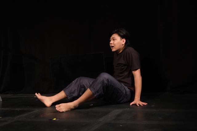 (260815) -- EDINBURGH, Aug. 15, 2026 (Xinhua) -- Fan Shaolun performs during the Chinese-language solo play "The Red Lantern" at the Edinburgh Festival Fringe in Edinburgh, Britain, Aug. 8, 2026. TO GO WITH "Feature: Chinese theater artists bring WWII Chongqing story to Edinburgh stage" (Xinhua)