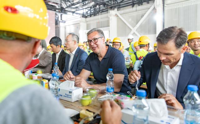 (260815) -- BELGRADE, Aug. 15, 2026 (Xinhua) -- Serbian President Aleksandar Vucic (C) has breakfast with Serbian and Chinese constructors in Belgrade, Serbia, Aug. 14, 2026. Serbian President Aleksandar Vucic on Friday inspected the construction site of the Serbia Exhibition Center, a venue for Expo 2027 Belgrade being built by a Chinese company.
TO GO WITH "Vucic inspects China-built Expo 2027 venue as project enters final phase" (Photo by Wang Wei/Xinhua)