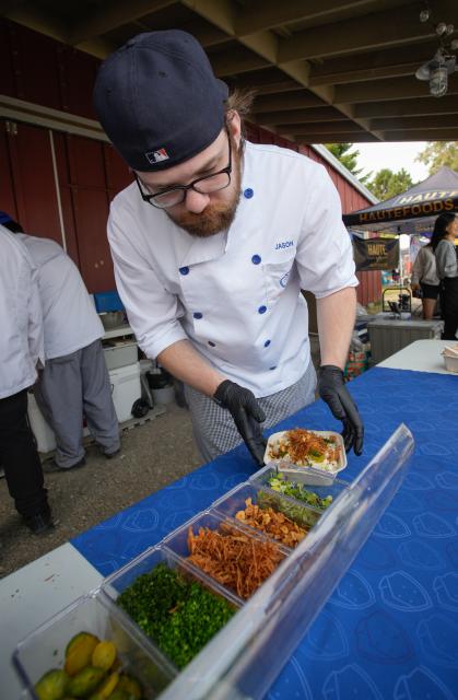 (260815) -- RICHMOND, Aug. 15, 2026 (Xinhua) -- A chef prepares garlic potato salad during the Richmond Garlic Fest in Richmond, British Columbia, Canada, Aug. 15, 2026. (Photo by Liang Sen/ Xinhua)