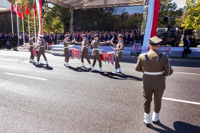 (260815) -- WARSAW, Aug. 15, 2026 (Xinhua) -- Soldiers take part in a military parade marking Polish Armed Forces Day in Warsaw, Poland, Aug. 15, 2026. (Photo by Jaap Arriens/Xinhua)