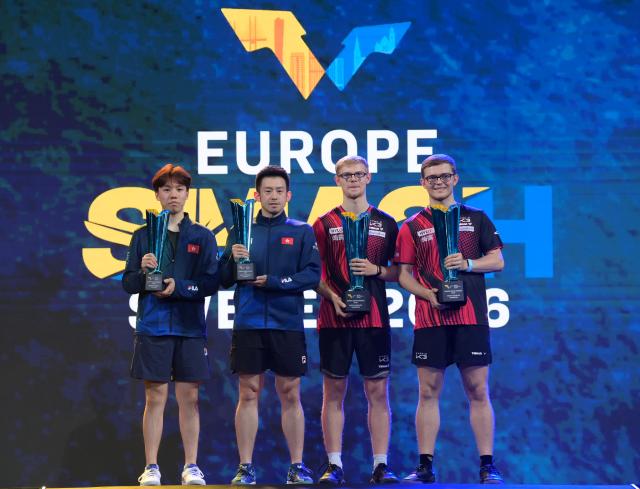 (260816) -- MALMO, Aug. 16, 2026 (Xinhua) -- Alexis Lebrun(1st R)/Felix Lebrun (2nd R) and Wong Chun Ting(2nd L)/Chan Baldwin pose for photos during the awarding ceremony for the men's doubles final match between and Alexis Lebrun/Felix Lebrun of France and Wong Chun Ting/Chan Baldwin of China's Hongkong at the WTT Europe Smash Sweden 2026 in Malmo, Sweden, Aug. 15, 2026. (Xinhua/Weng Xinyang)