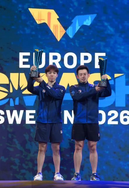 (260816) -- MALMO, Aug. 16, 2026 (Xinhua) -- Wong Chun Ting/Chan Baldwin (L) celebrate during the awarding ceremony for the men's doubles final match between and Alexis Lebrun/Felix Lebrun of France and Wong Chun Ting/Chan Baldwin of China's Hongkong at the WTT Europe Smash Sweden 2026 in Malmo, Sweden, Aug. 15, 2026. (Xinhua/Weng Xinyang)
