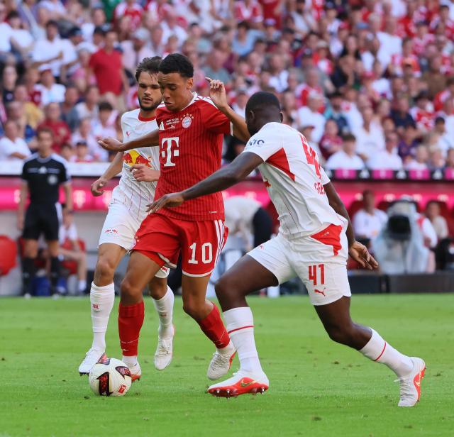 (260816) -- MUNICH, Aug. 16, 2026 (Xinhua) -- Jamal Musiala (C) of Bayern Munich breaks through during a friendly football match between Bayern Munich and RB Leipzig in Munich, Germany, Aug. 15, 2026. (Photo by Philippe Ruiz/Xinhua)