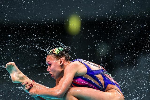 (260816) -- BUDAPEST, Aug. 16, 2026 (Xinhua) -- A member of Team Belarus performs during the Team Acrobatic Final of the World Aquatics Junior Artistic Swimming Championships in Budapest, Hungary, on Aug. 15, 2026. (Photo by David Balogh/Xinhua)