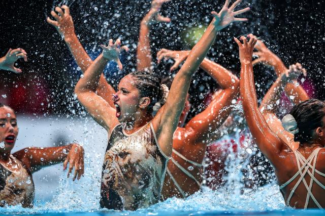 (260816) -- BUDAPEST, Aug. 16, 2026 (Xinhua) -- Members of Team Colombia perform during the Team Acrobatic Final of the World Aquatics Junior Artistic Swimming Championships in Budapest, Hungary, on Aug. 15, 2026. (Photo by David Balogh/Xinhua)
