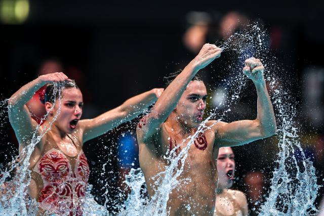 (260816) -- BUDAPEST, Aug. 16, 2026 (Xinhua) -- Members of Team Chile perform during the Team Acrobatic Final of the World Aquatics Junior Artistic Swimming Championships in Budapest, Hungary, on Aug. 15, 2026. (Photo by David Balogh/Xinhua)