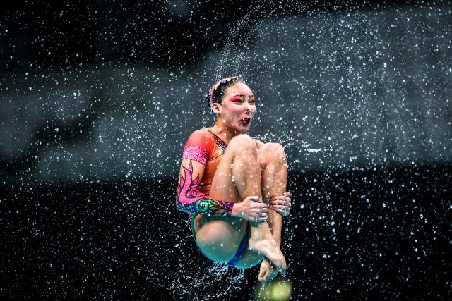 (260816) -- BUDAPEST, Aug. 16, 2026 (Xinhua) -- A member of Team Mexico performs during the Team Acrobatic Final of the World Aquatics Junior Artistic Swimming Championships in Budapest, Hungary, on Aug. 15, 2026. (Photo by David Balogh/Xinhua)